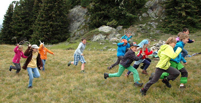 Kind mit Ballonen am spielen