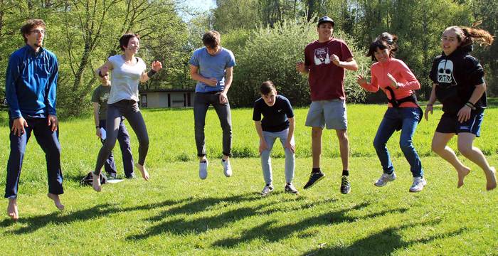 Leiterinnen und Leiter der Jugendnaturschutzgruppen auf dem Sprung auf einer grünen Wiese (c) Celine Graf