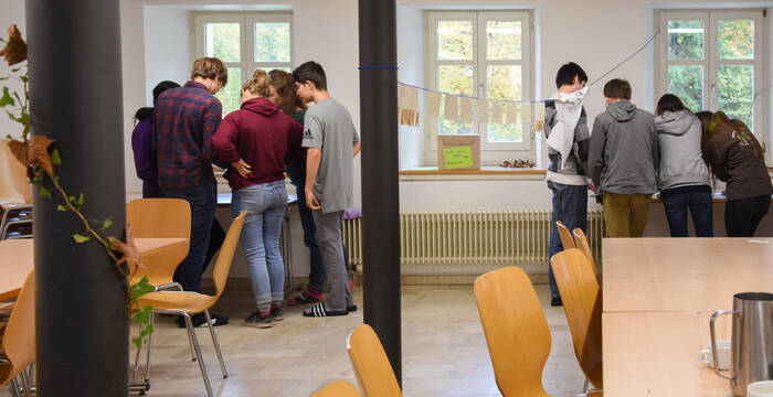 Leiterinnen und Leiter von Pro Natura diskutieren engagiert ihre Ideen in kleinen Grüppchen im Essaal