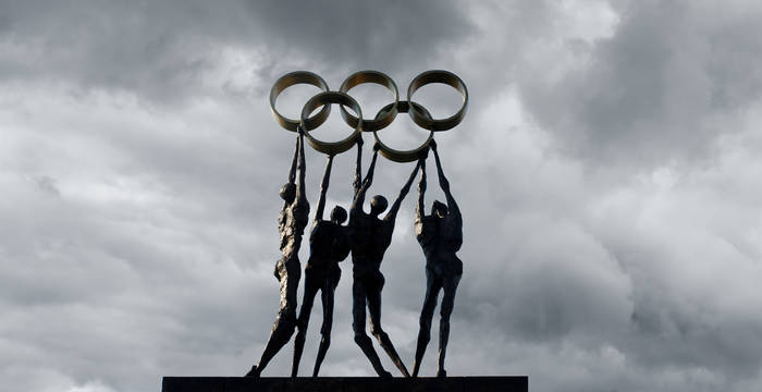 Olympia-Denkmal vor grauem Himmel