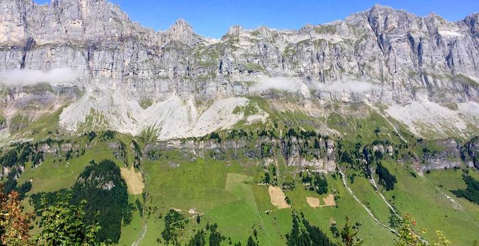 Die fantastische Aussicht während der Arbeit - Wildheuen auf dem Urner Boden  © Pro Natura