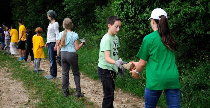 Les enfants construient un tas des pierre pour l'hermine (c) Natura