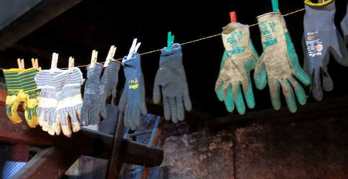 Gants de travail? De toute évidence, ils font partie de l’équipement! © René Amstutz