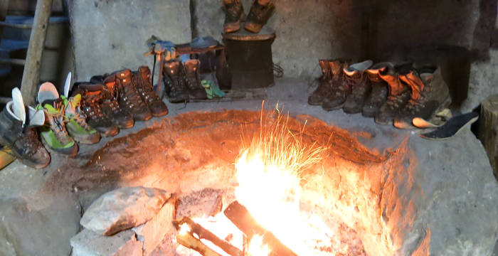 Ambiance de fin de journée au coin du feu : moment convivial bien mérité après une journée d’engagement au Vanil Noir. © René Amstutz