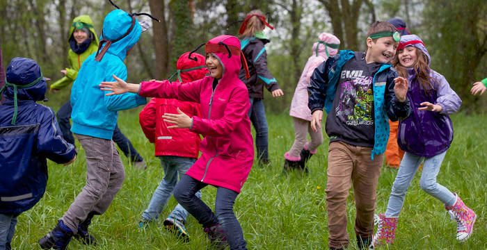 Kinder spielen auf der Wiese