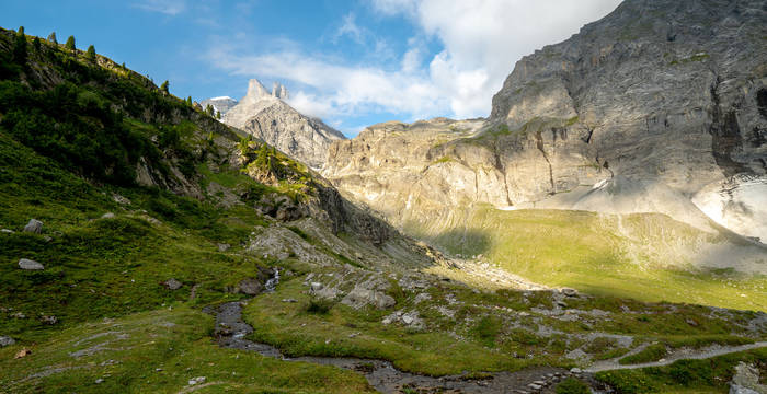 Les traces de l'ancienne activité glaciaire sont encore visibles dans l'arrière fond de vallée.