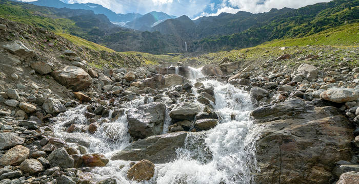 Reisendem Wasser begegnet die Besucherin überall im Tal 