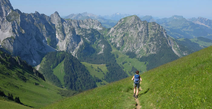 Une promeneuse en chemin vers la réserve naturelle.