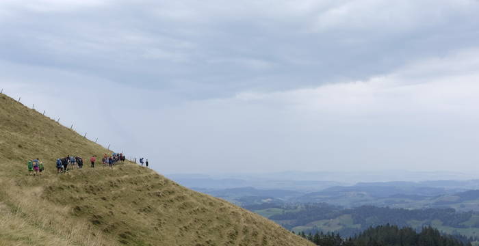 Des jeunes sur une randonnée (c) Groupes J+N Laufental