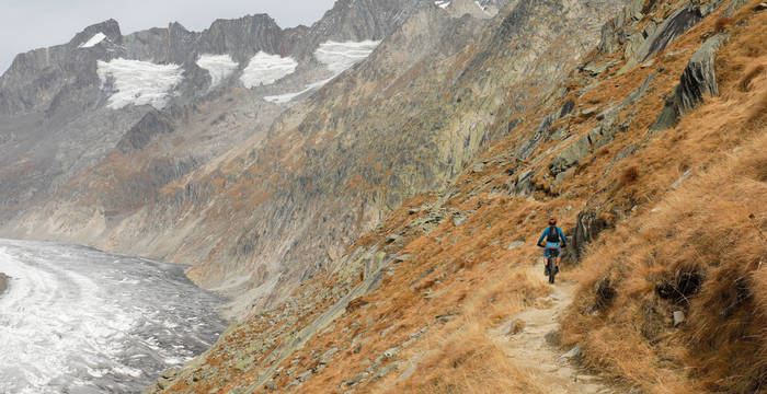 Biker oberhalb Aletschgletscher - muss das sein