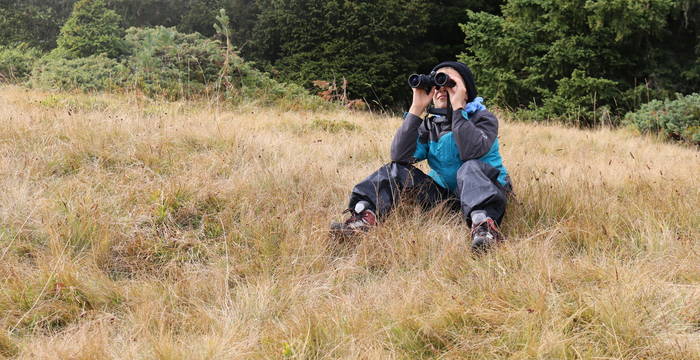 Un enfant observe la nature avec des jumelles