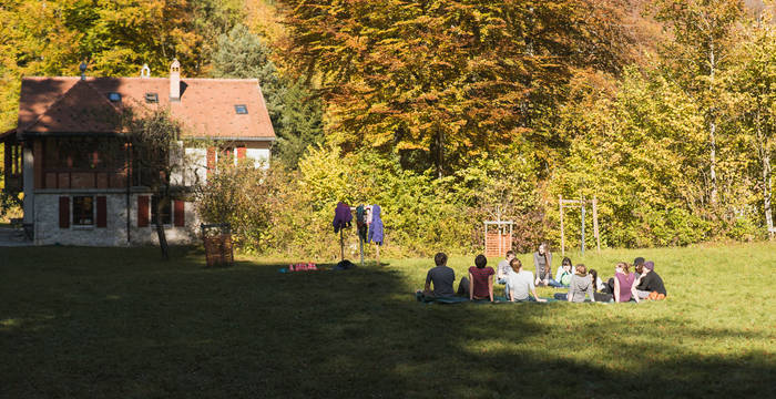 L'équipe en reunion sur une prairie © Linus Ehi