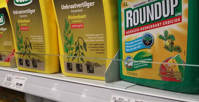 Auslage in Laden mit Pestiziden @Pro Natura