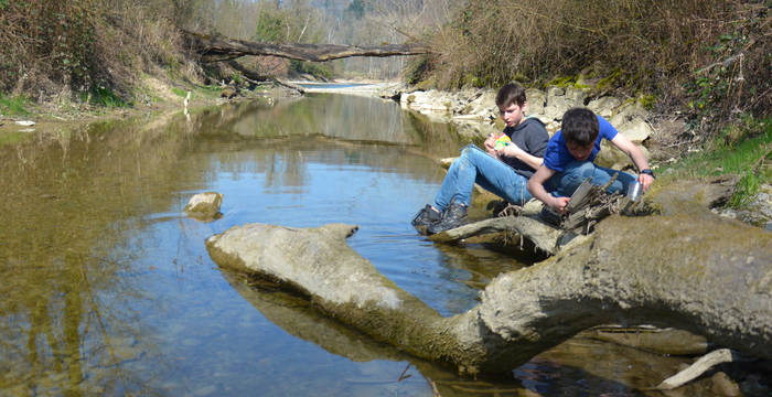 Buben unterwegs mit dem Forschungspaket "Hinaus ans Wasser"