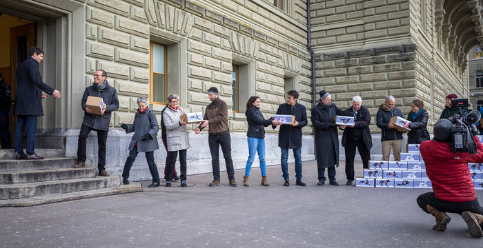 Die Umwelt- und Tierschutzorganisationen haben bei der Bundeskanzlei 65‘000 von den Gemeinden beglaubigte Unterschriften gegen das missratene Jagdgesetz eingereicht.