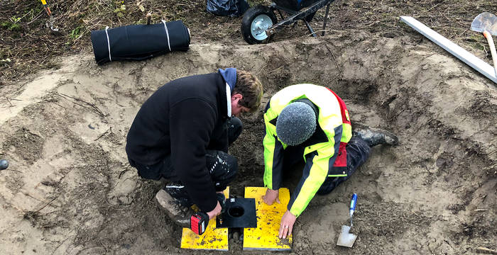 Le sonneur à ventre jaune a besoin de plans d’eau de reproduction peu profonds qui se réchauffent rapidement. Ils doivent être vidés une fois par année pour empêcher la présence de prédateurs comme les poissons et les larves de libellules. C’est pour cette raison qu’on réalise un écoulement au milieu de la mare.