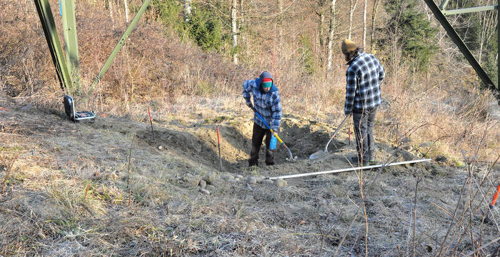 Effiziente Teamarbeit: Wegen der Lage direkt unter den Strommasten legten wir die Tümpel von Hand an. In nur einem halben Tag entstand so ein Amphibienparadies.