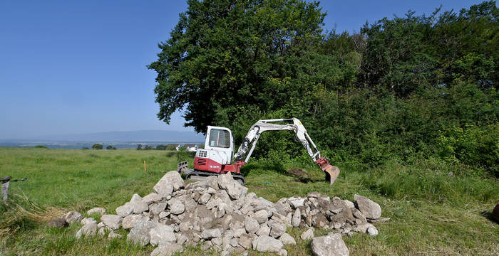 Die Aushubarbeiten und der Transport von mehreren Kubikmetern Stein lassen sich manchmal nur mit schwerem Gerät bewältigen. Die Landwirte waren gerne bereit, ihre Maschinen dafür zur Verfügung zu stellen.