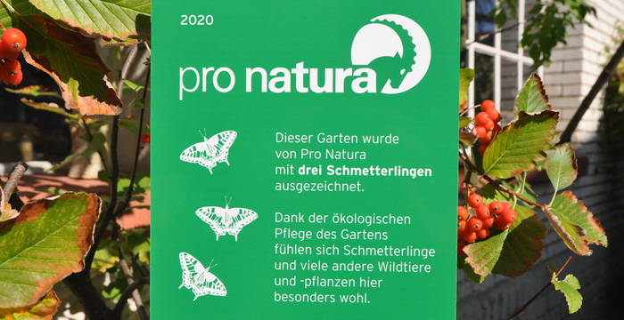 Eine Aluminiumplakette zeichnet die 411 von Pro Natura zertifizierten Gärten als besonders wertvolle Lebensräume für Insekten, Wildtiere und Wildpflanzen aus.