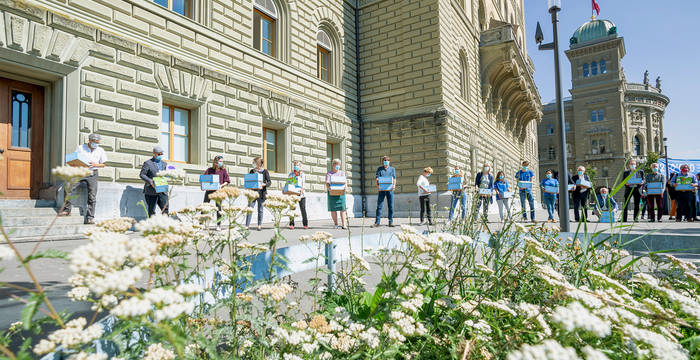 Ensemble pour la nature: les boîtes sont transportées dans le Palais fédéral. © Association de soutien de la double initiative biodiversité et paysage