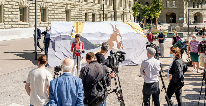 «Wir sind heute hier, weil wir das nicht mehr wollen» - die Schachteln mit den Unterschriften sind noch verhüllt, ein trauriger Hase steht weit und breit alleine in grauer Betonlandschaft.