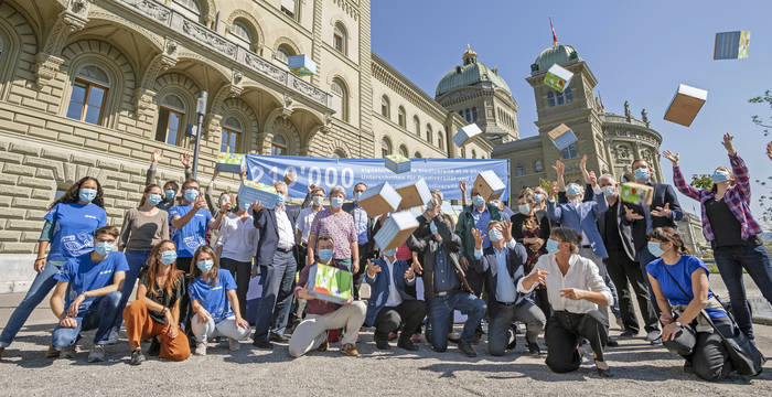 Dépôt des signatures pour la double initiative à Berne