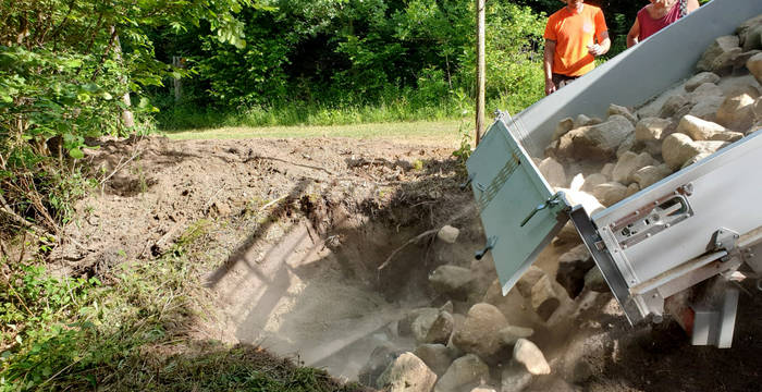 Um den Eidechsen gute Bedingungen für die Fortpflanzung zu bieten, lohnt es sich, am Standort des zukünftigen Holz- und/oder Steinhaufens eine Mulde auszuheben und mit Sand aufzufüllen. Der Sand macht den Boden durchlässig, sodass sich keine Staunässe bilden kann. Die Eidechsen werden ihre Eier gerne in dieses warmfeuchte Substrat legen.