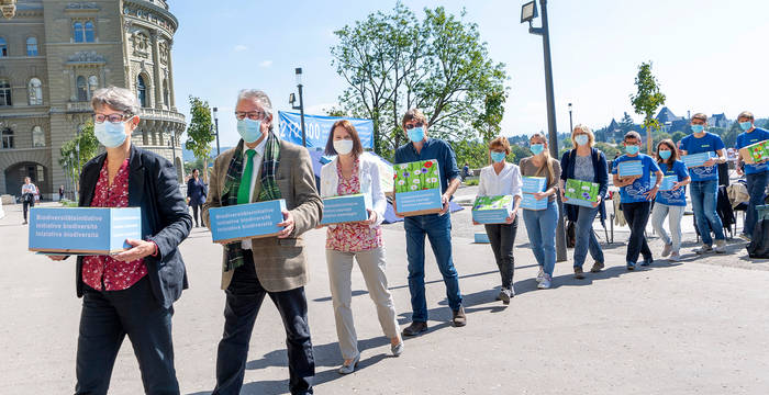 Les organisations de protection de la nature et de l’environnement ont déposé plus de 213 000 signatures authentifiées pour les deux initiatives. © Association de soutien de la double initiative biodiversité et paysage