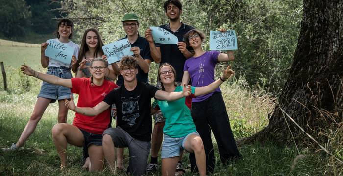 Junge Menschen stehen zusammen