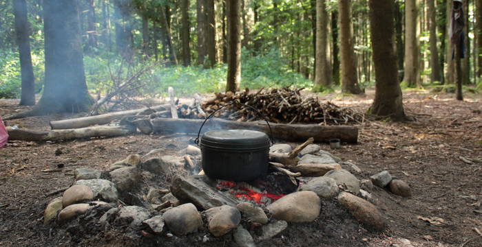 Kochtopf über einem Feuer