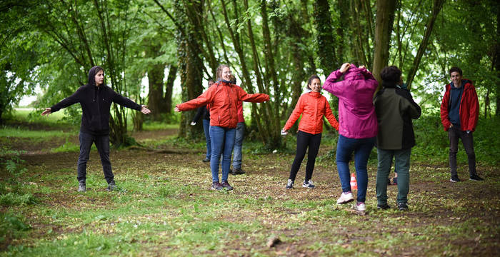 Junge Menschen rennen im Wald