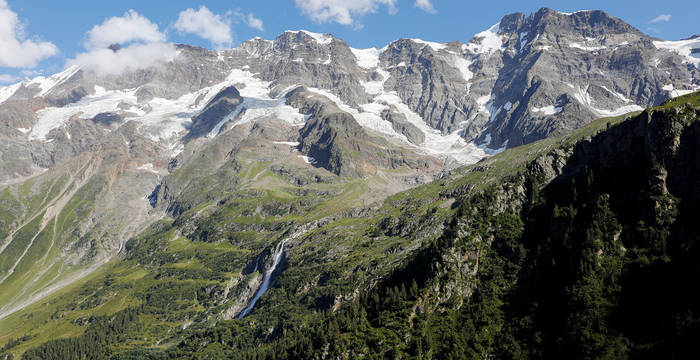 Le paysage alpin sauvage de la réserve naturelle Pro Natura de l’arrière-vallée de Lauterbrunnen  BE, avec vue sur plusieurs sommets de 3000 à 4000 mètres. © Matthias Sorg