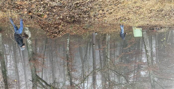 Freiwillige helfen die Flächen offen zu halten. Die geschnittenen Äste werden zu Asthaufen gestapelt