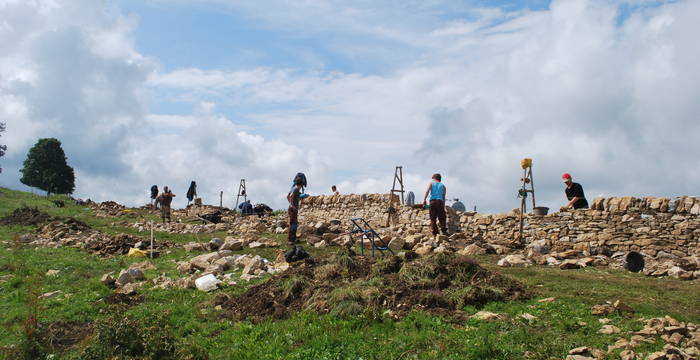 Probstenberg SO: Wiederaufbau einer freistehenden, historischen und uralten Trockenmauer auf der Kantonsgrenze zwischen Solothurn und Bern. Foto: SUS 