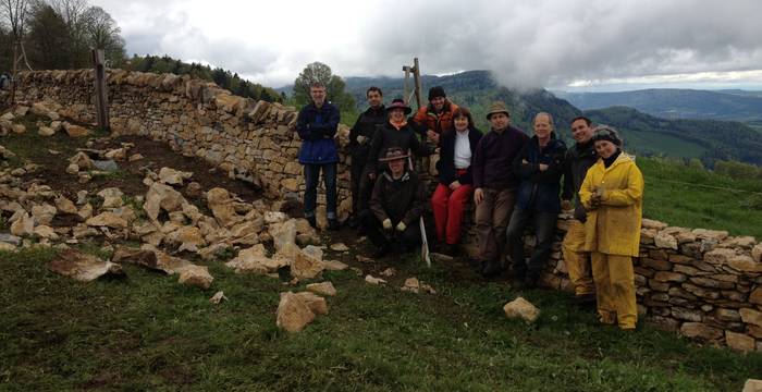 Probstenberg (SO): reconstruction d’un mur en pierres sèches historique très ancien sur la frontière entre Soleure et Berne. Photo: Fondation Actions Environnement (FAE)