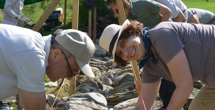 Murs en pierres sèches: une occasion unique de découvrir le mode de construction artisanal de ces murs dans un bel environnement. Photo: Fondation Actions Environnement (FAE)