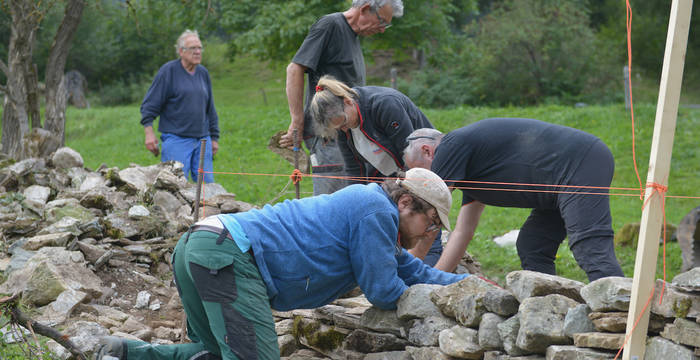 Murs en pierres sèches: une occasion unique de découvrir le mode de construction artisanal de ces murs dans un bel environnement. Photo: Fondation Actions Environnement (FAE)