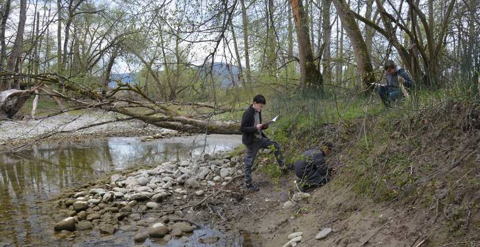 Schülerinnen und Schüler entdecken mit Hilfe des Forschungshefts den Lebensraum des Bibers. © Thomas Flory, Pro Natura