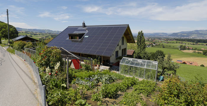 Photovoltaïque sur une maison à la campagne © Matthias Sorg