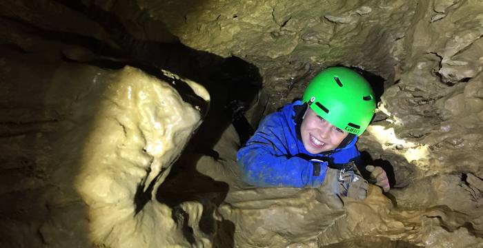 Garçon dans une grotte