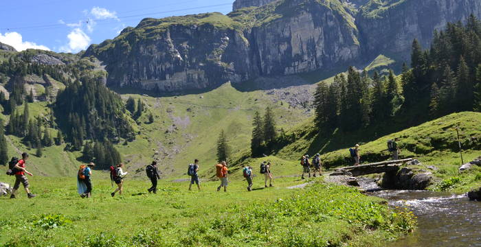 Groupe de personnes qui marchent dans à la montagne