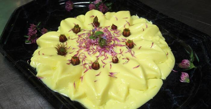 Pudding mit Pflanzendeko