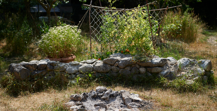 Des petites structures dans le jardin