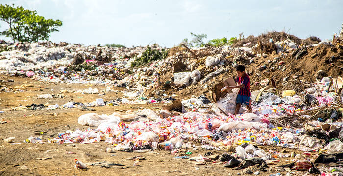 Müllkippe in Nicaragua mit Junge