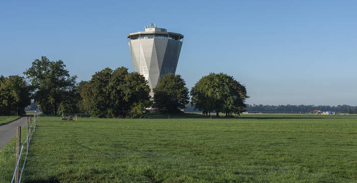 Praktisch alle Trinkwasserversorgungen im 3-Seen-Land kämpfen mit kaum abbaubaren Rückständen des mittlerweile verbotenen Fungizids Chlorothalonil. Die Schadstoffe aus dem Wasser zu entfernen, wird die Konsumenten Millionen von Franken kosten. Im Bild: der Wasserturm Walperswil