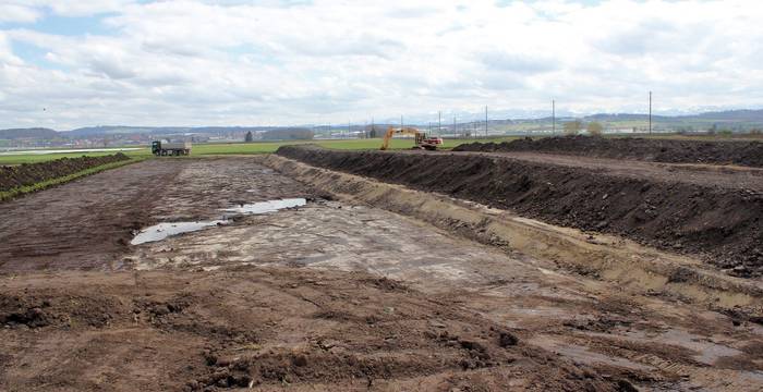 Technische «Sanierung» von abgesackten Moorböden durch das Einbringen von Aushubmaterial aus Baustellen.