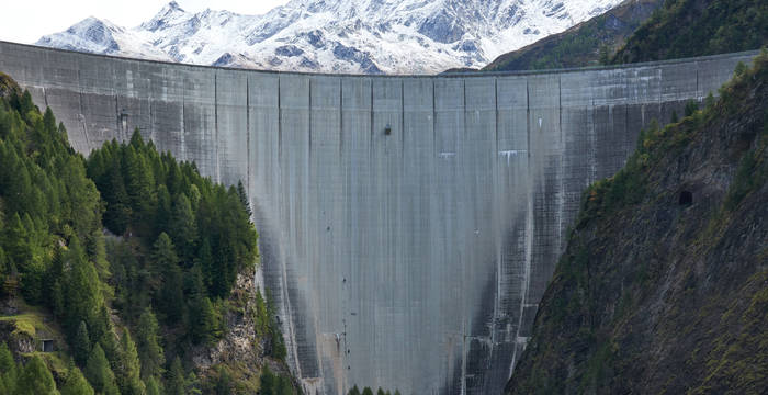 Die Bogenstaumauer des Stausees Lago di Luzzone im Tessin auf 1606 m ü. M. in den Adula-Alpen © Jan Guerke