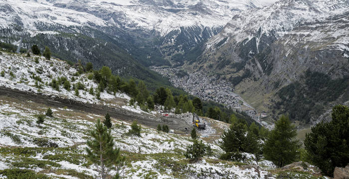 Ein Bagger im Einsatz in einem Berggebiet © Matthias Sorg