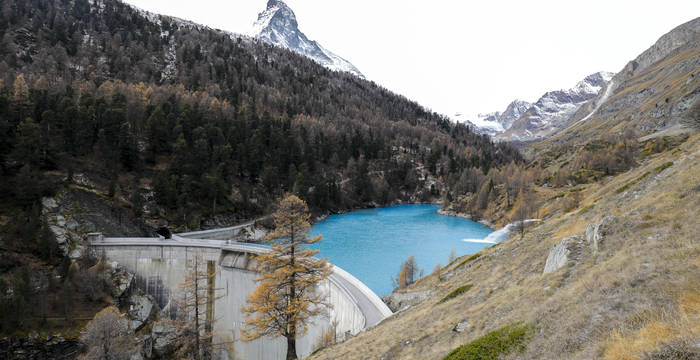 Die Staumauer im Zmutt-Tal im Wallis ist eine Bogenstaumauer und staut das Wasser des Zmutt-Gletschers und des Zmuttbaches. © Matthias Sorg