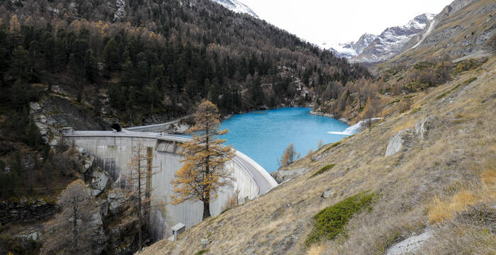 Die Staumauer im Zmutt-Tal im Wallis ist eine Bogenstaumauer und staut das Wasser des Zmutt-Gletschers und des Zmuttbaches. © Matthias Sorg